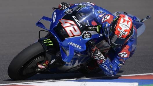 Suzuki Ecstar Spanish rider Alex Rins takes part in the free practice 2 of the Argentina Grand Prix MotoGP at the Termas de Rio Hondo circuit, in Termas de Rio Hondo, in the Argentine northern province of Santiago del Estero, on April 2, 2022. (Photo by JUAN MABROMATA / AFP)