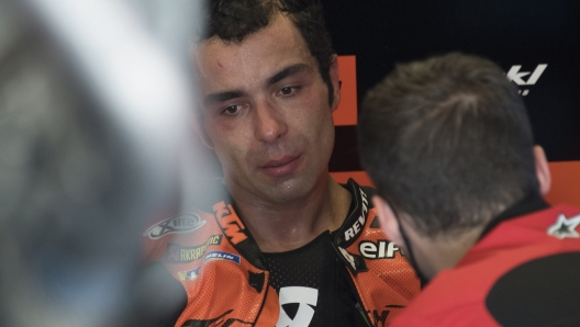 AUSTIN, TEXAS - OCTOBER 01: Danilo Petrucci of Italy and Red Bull KTM Factory Racing looks on in box during the MotoGP Of The Americas - Free Practice on October 01, 2021 in Austin, Texas.   Mirco Lazzari gp/Getty Images/AFP == FOR NEWSPAPERS, INTERNET, TELCOS & TELEVISION USE ONLY ==