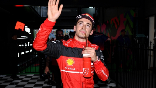 epa09879861 Charles Leclerc of Ferrari celebrates during Qualifying for the Formula 1 Australian Grand Prix 2022 at the Albert Park Grand Prix Circuit in Melbourne, Australia, 09 April 2022.  EPA/JOEL CARRETT AUSTRALIA AND NEW ZEALAND OUT