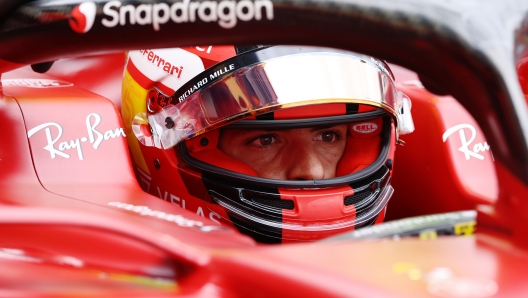 Carlos Sainz nella sua Ferrari a Melbourne. Getty