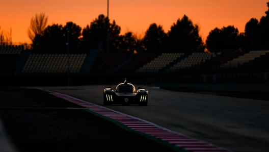 La Peugeot 9X8 Hypercar durante i test di Barcellona