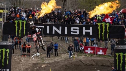 Tim Gajser (Honda) mentre taglia il traguardo in Trentino