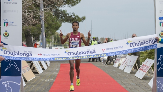 Eyob Faniel trionfante al traguardo della Mujalonga 2021 - Foto di Pierluigi Benini