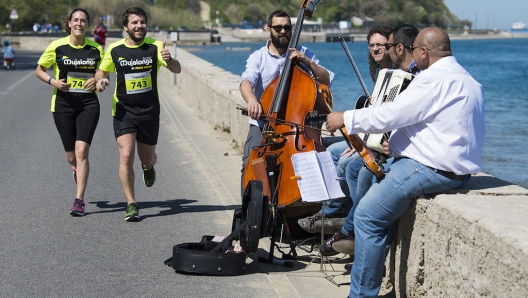 La Family Run non competitiva, con una delle tante bande musicali posizionate lungo il percorso che guarda al mare.