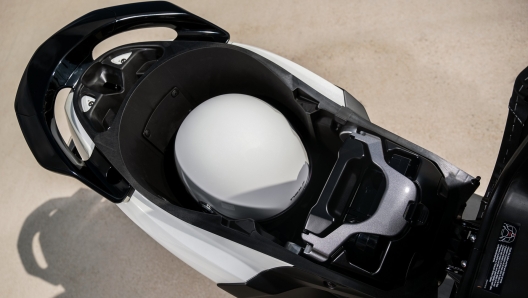 Il sottosella di Yamaha Neo's, con una solo batteria e un casco nel vano