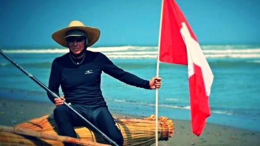 Felipe Pomar su un caballito de totora