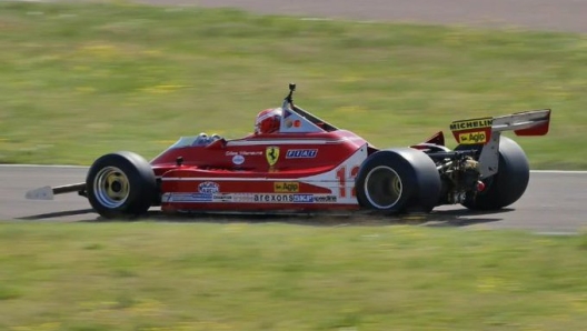 Leclerc con la Ferrari 312 T4 di Gilles Villeneuve a Fiorano