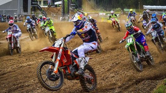 La partenza di una delle due manche della MX2 nel 2021, con Mattia Guadagnini (allora in Ktm, oggi con Gas Gas) in impennata