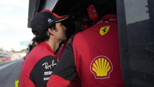 epa09881710 Spanish Formula One driver Carlos Sainz of Scuderia Ferrari in the pit lane after he retired during the Formula One Grand Prix of Australia at Albert Park Circuit in Melbourne, Australia, 10 April 2022.  EPA/SIMON BAKER / POOL