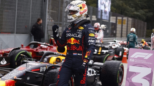 Red Bull Racing's Dutch driver Max Verstappen celebrates poll position for the Sprint race during the qualifying session at the Autodromo Internazionale Enzo e Dino Ferrari race track in Imola, Italy, on April 22, 2022,  ahead of the Formula One Emilia Romagna Grand Prix. (Photo by GUGLIELMO MANGIAPANE / POOL / AFP)