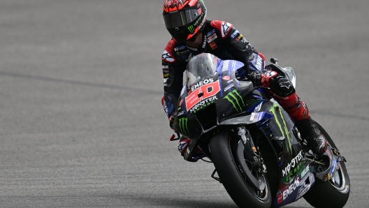 Yamaha French rider Fabio Quartararo competes in the MotoGP Portuguese Grand Prix at the Algarve International Circuit in Portimao on April 24, 2022. (Photo by PATRICIA DE MELO MOREIRA / AFP)