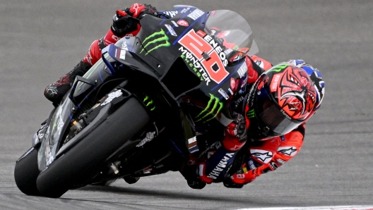 TOPSHOT - Yamaha French rider Fabio Quartararo warms up ahead of the MotoGP Portuguese Grand Prix at the Algarve International Circuit in Portimao on April 24, 2022. (Photo by GABRIEL BOUYS / AFP)