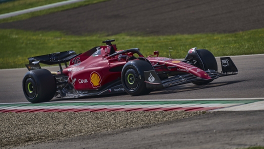 Charles Leclerc in azione con le Pirelli 2023 a Imola