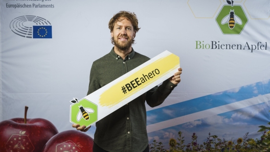 Il pilota F1 Sebastian Vettel  ambasciatore dell'iniziativa BEESandAPPLE