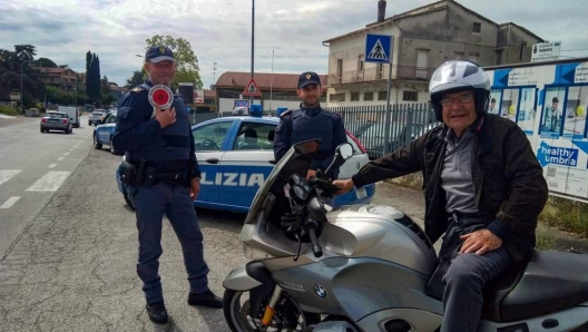 Giampiero, classe 1936, assieme agli agenti di polizia che lo hanno fermato