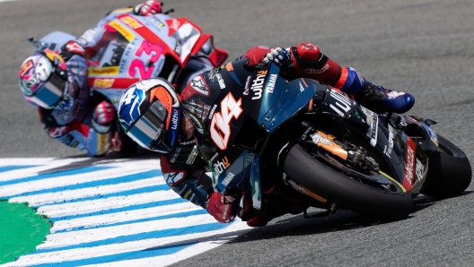 Yamaha RNF Italian rider Andrea Dovizioso (Front) competes with Ducati Gresini Italian rider Enea Bastianini during the second practice session of the MotoGP Spanish Grand Prix at the Jerez racetrack in Jerez de la Frontera on April 29, 2022. (Photo by JORGE GUERRERO / AFP)