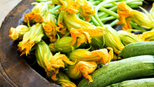 Verdure di maggio zucchine e fiori di zucca