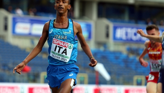 epa09235101 Yemaneberhan Crippa of Italy competes during the men's 5,000m race at the European Athletics Team Championships Super League at Slaski Stadium in Chorzow, southern Poland, 29 May 2021.  EPA/Andrzej Grygiel POLAND OUT