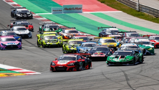 Nico Muller (Audi) vince gara 2 a Portimao, ma Mirko Bortolotti (Lamborghini) è leader del campionato