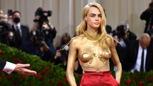 TOPSHOT - British model Cara Delevingne arrives for the 2022 Met Gala at the Metropolitan Museum of Art on May 2, 2022, in New York. - The Gala raises money for the Metropolitan Museum of Art's Costume Institute. The Gala's 2022 theme is "In America: An Anthology of Fashion". (Photo by ANGELA WEISS / AFP)