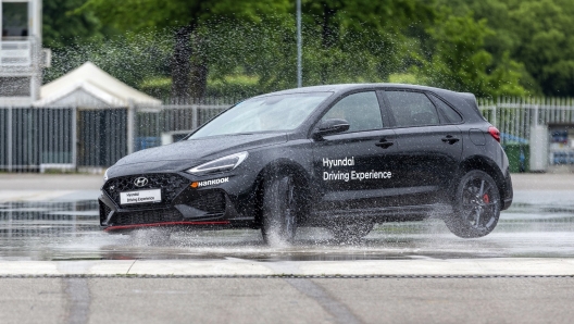 Hyundai Driving Experience è il corso di guida sicura che ha lo scopo di aiutare gli automobilisti con nozioni e pratica qualora si dovessero ritrovare in situazioni d'emergenza sulle strade di tutti i giorni