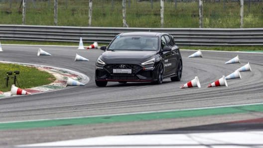 L'esercizio della frenata d'emergenza in curva alla velocità di 100 km/h permette di capire come gestire il sottosterzo