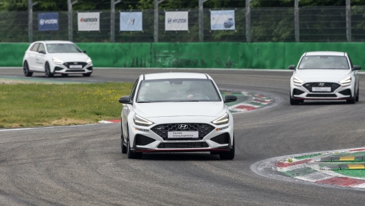 Tre auto alla Ascari durante gli hot lap sul tracciato brianzolo