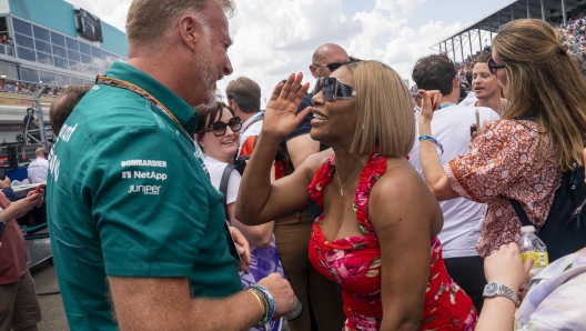 epa09934833 American tennis player Serena Williams (R) on the grid prior to the Formula One Grand Prix of Miami at the Miami International Autodrome in Miami Gardens, Florida, USA, 08 May 2022.  EPA/SHAWN THEW