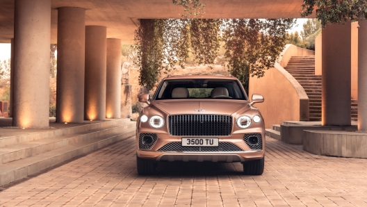 La Bentayga Extended Wheelbase disponibile solo con il motore V8 4.0 biturbo da 550 cv.