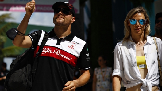 Valtteri Bottas con la fidanzata Tiffany Cromwell. AFP