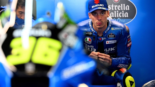 Suzuki Spanish rider Joan Mir gets ready in his box during the first practice session of the MotoGP Portuguese Grand Prix at the Algarve International Circuit in Portimao on April 22, 2022. (Photo by GABRIEL BOUYS / AFP)