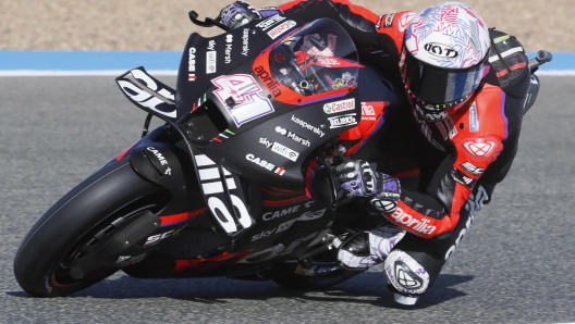 epa09916294 Spanish MotoGP rider Aleix Espargaro of the Aprilia Racing Factory team in action during the first free practice session at Angel Nieto circuit in Jerez de la Frontera, southern Spain, 29 April 2022. The Motorcycling Grand Prix of Spain will take place on 01 May 2022.  EPA/Jose Manuel Vidal