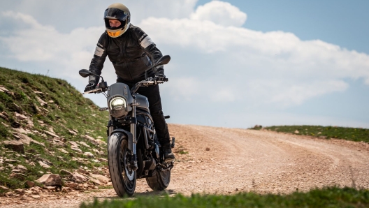 Strade bianche e qualche semplice tratto sterrato non sono certo un problema per la scrambler del Leone