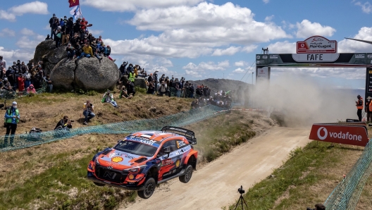 Un'emozionante immagine del Rally di Portogallo 2021 con la Hyundai i20 in salto. Hyundai Motorsport