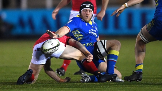 NEWCASTLE UPON TYNE, ENGLAND - APRIL 09: Zebre hooker Luca Bigi passes in the tackle during the ECPR Challenge Cup match between Newcastle Falcons and Zebre Parma at Kingston Park on April 09, 2022 in Newcastle upon Tyne, England. (Photo by Stu Forster/Getty Images)