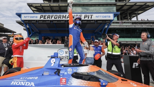 Scott Dixon festeggia la pole position. IndyCar