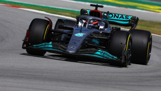 BARCELONA, SPAIN - MAY 22: George Russell of Great Britain driving the (63) Mercedes AMG Petronas F1 Team W13 on track during the F1 Grand Prix of Spain at Circuit de Barcelona-Catalunya on May 22, 2022 in Barcelona, Spain. (Photo by Mark Thompson/Getty Images)