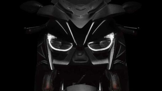 Un dettaglio della parte anteriore della Yamaha XMax 250 Darth Vader