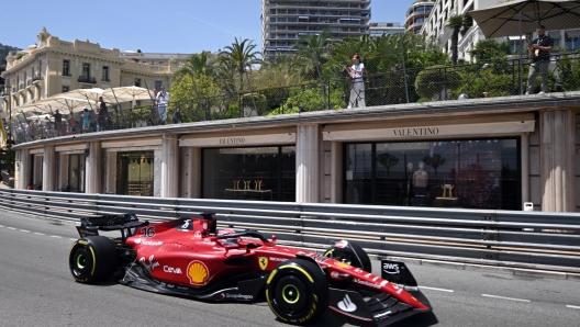 epa09979932 Monaco's Formula One driver Charles Leclerc of Scuderia Ferrari in action during the first practice session of the Formula One Grand Prix of Monaco at the Circuit de Monaco in Monte Carlo, Monaco, 27 May 2022. The  2022 Formula One Grand Prix of Monaco will take place on 29 May.  EPA/CHRISTIAN BRUNA