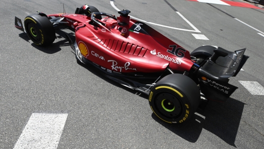 Charles Leclerc in azione con la F1-75