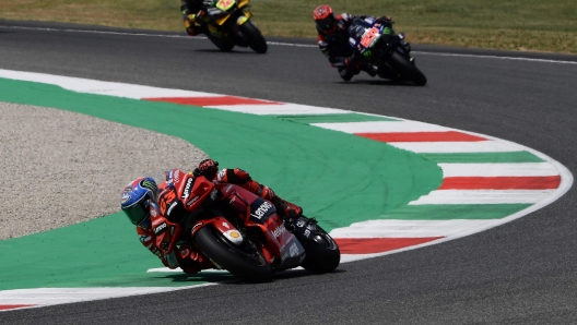 Ducati Lenovo Team Italian rider Francesco Bagnaia (Front), Monster Energy Yamaha's French rider Fabio Quartararo (R) and Mooney VR46 Italian rider Marco Bezzecchi compete during the Italian Moto GP Grand Prix at the Mugello race track, Tuscany, on May 29, 2022. (Photo by Filippo MONTEFORTE / AFP)