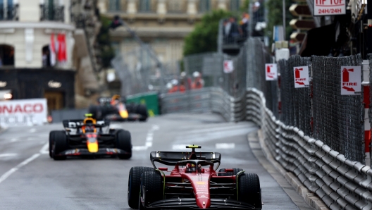 MONTE-CARLO, MONACO - MAY 29: Carlos Sainz of Spain driving (55) the Ferrari F1-75 leads Sergio Perez of Mexico driving the (11) Oracle Red Bull Racing RB18 during the F1 Grand Prix of Monaco at Circuit de Monaco on May 29, 2022 in Monte-Carlo, Monaco. (Photo by Clive Rose/Getty Images)