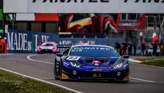 La Lamborghini Huracán GT3 (Emil Frey) di Bortolotti-Costa-Aitken. Sro