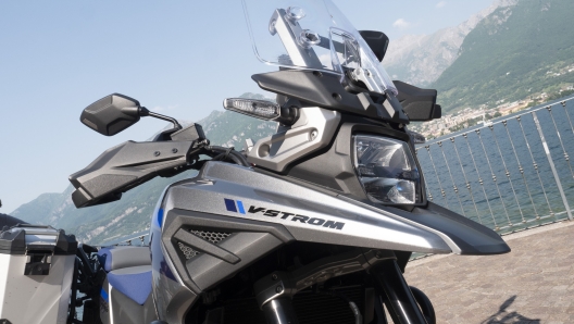 Il frontale della Suzuki V-Strom 1050 XT ricorda lo stile anni '80