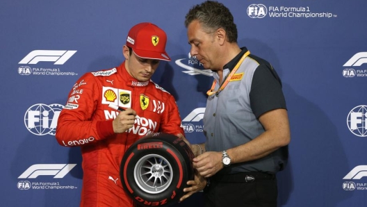 Mario Isola premia Charles Leclerc per una pole