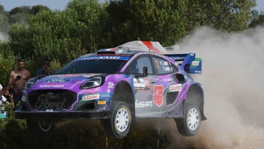 Loubet è il primo dei piloti Ford al termine della seconda giornata (foto @rallyitaliasardegna)