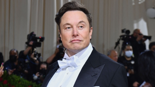 (FILES) In this file photo taken on May 02, 2022, Elon Musk arrives for the 2022 Met Gala at the Metropolitan Museum of Art in New York. - Elon Musk faces a lawsuit filed May 25, 2022 accusing him of pushing down Twitter's stock price in order to either give himself an escape hatch from his $44 billion buyout bid, or room to negotiate a discount. The suit alleges the billionaire Tesla boss tweeted and made statements intended to create doubt about the deal, which has roiled the social media platform for weeks. (Photo by Angela Weiss / AFP)