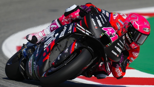 epa09993685 Spanish MotoGP rider Aleix Espargaro of Aprilia team takes a bend during a free practice for the Catalonia Grand Prix race at Circuit de Barcelona-Catalunya track, in Montmelo, Barcelona, northeastern Spain, 03 June 2022. The Motorcycling Grand Prix of Catalonia will take place on 05 June 2022.  EPA/ENRIC FONTCUBERTA