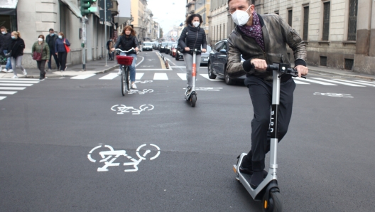 GENTE CON MASCHERINA IN CENTRO A MILANO PERSONA PERSONE MASHERINE MONOPATTINO MONOPATTINI ELETTRICI MOBILITA' SOSTENIBILE MICROMOBILITA' - Monopattini fuori dai centri abitati possono circolare solo su piste ciclabili o spazi riservati alle biciclette-foto archivio - fotografo: IMAGOECONOMICA