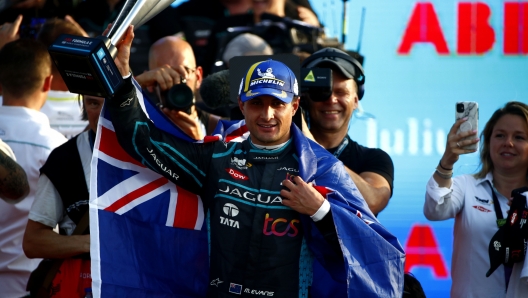 JAKARTA STREET CIRCUIT, INDONESIA - JUNE 04: Mitch Evans (NZL), Jaguar TCS Racing, Jaguar I-TYPE 5 during the Jakarta ePrix at Jakarta Street Circuit on Saturday June 04, 2022 in Jakarta, Indonesia. (Photo by Simon Galloway / LAT Images)